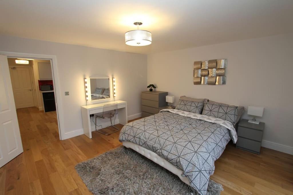 Apartment Lovely One Bed Apartment-near Transport-village-freeparking *