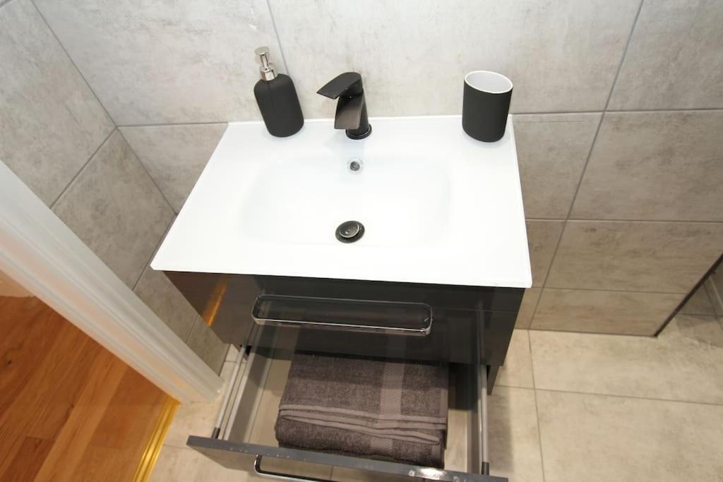 Lovely One Bed Apartment-near Transport-village-freeparking